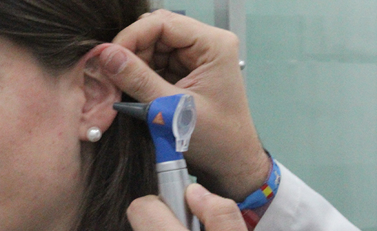 Doctora mayor y otoscopio para prueba de audición de oído y control de  audio de examen o consulta para atención médica otorrinolaringología y profesional  médico con personas mayores para el bienestar en